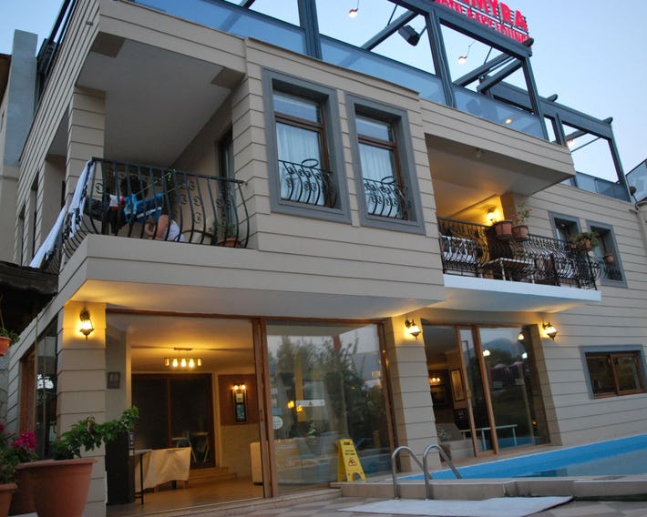 Palmyra Hotel & Sky Lounge