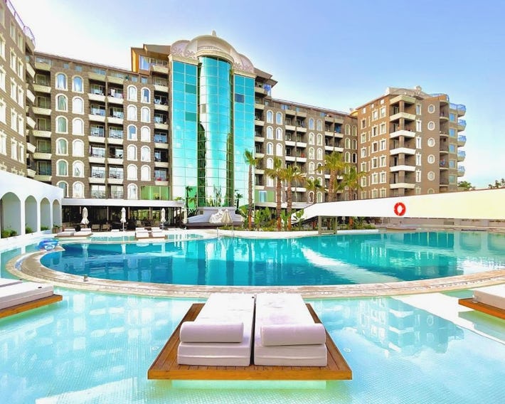 LAUR HOTELS Experience & Elegance