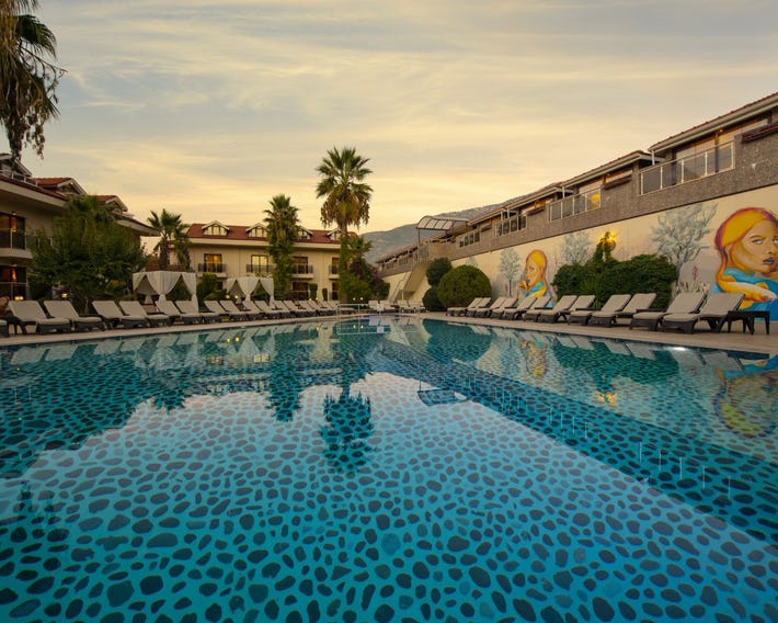 Han Deluxe Hotel & Suites