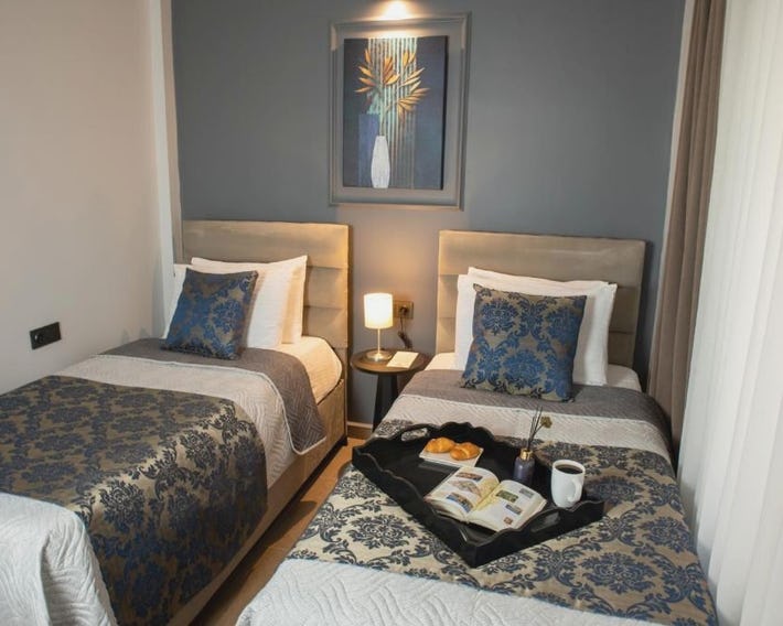 12 rooms hotel