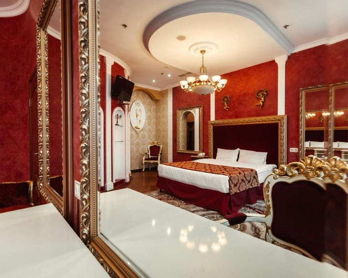 Royal Deluxe Hotel