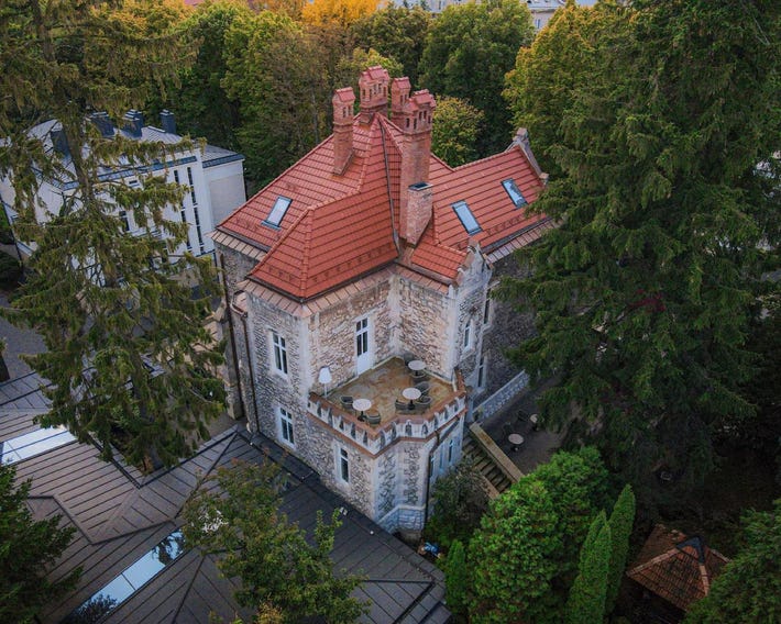 Lion's Castle Hotel