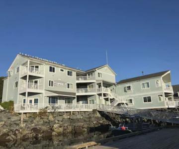 Longliner Lodge & Suites