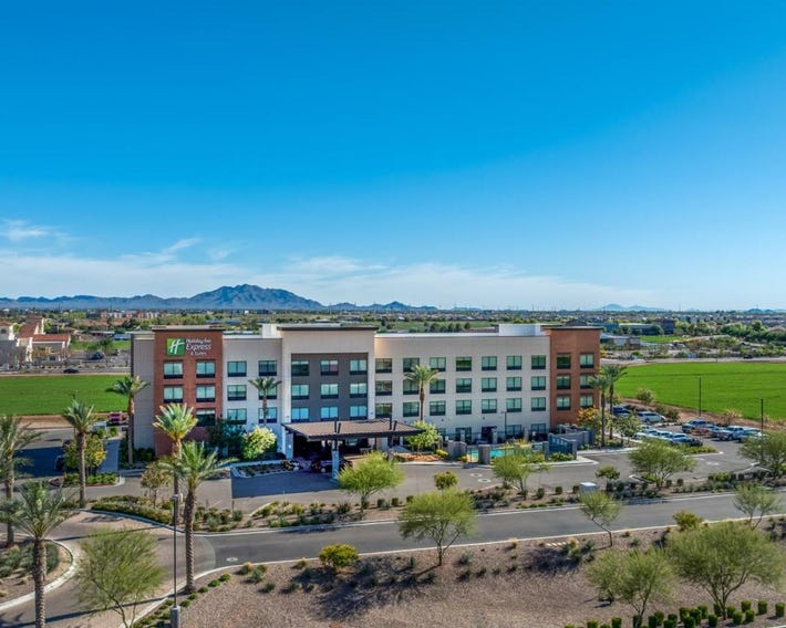 Holiday Inn Express & Suites Gilbert – Mesa Gateway Airport