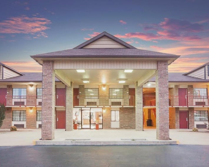 Super 8 by Wyndham Clinton