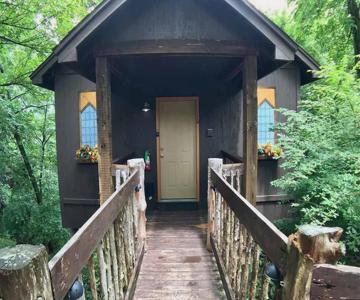 Oak Crest Cottages & Treehouses