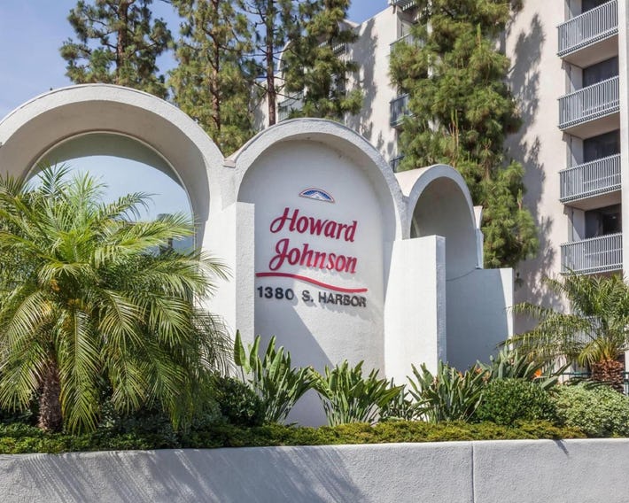 Howard Johnson by Wyndham Anaheim Hotel and Water Playground