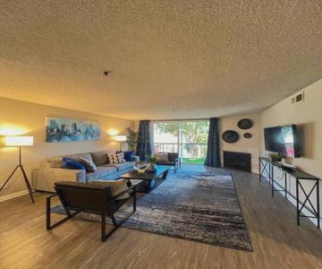 Exceptional 2 BR in Heart of Hollywood 201