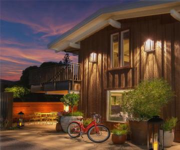 Red Cottage Inn & Suites
