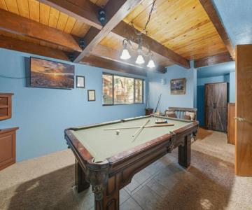Moonridge Manor - Very lovely cabin in a quiet neighborhood with an amazing hot tub!