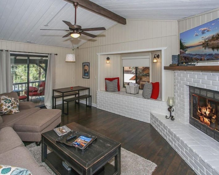 Escape to Bearadise - Cozy cabin with central heating, slope views! Shuffleboard Table, Board games!
