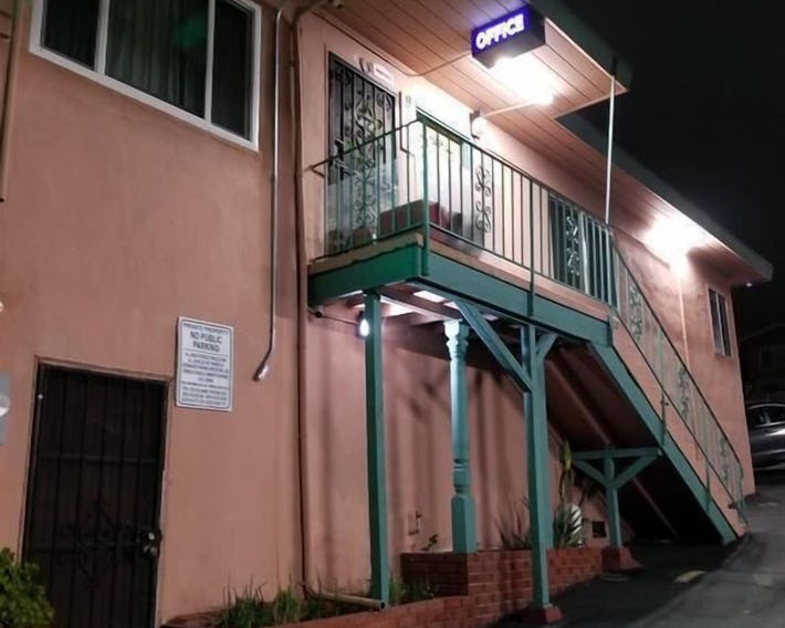Travis Lodge Motel 16