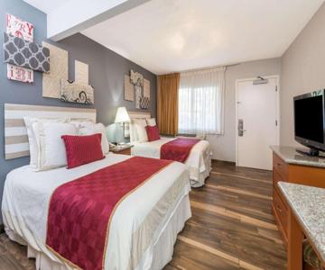 Ramada by Wyndham Near Seaworld / Mission Beach