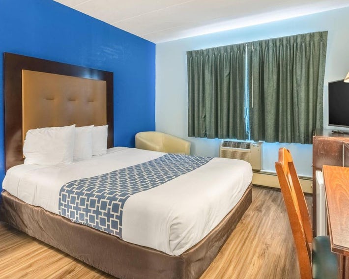 Econo Lodge Inn & Suites Windsor Locks Bradley Airport