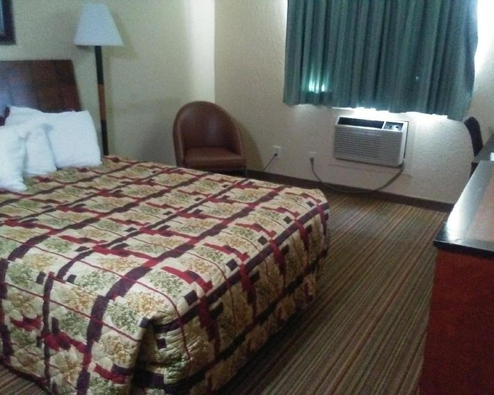 Knights Inn and Suites - Grand Forks