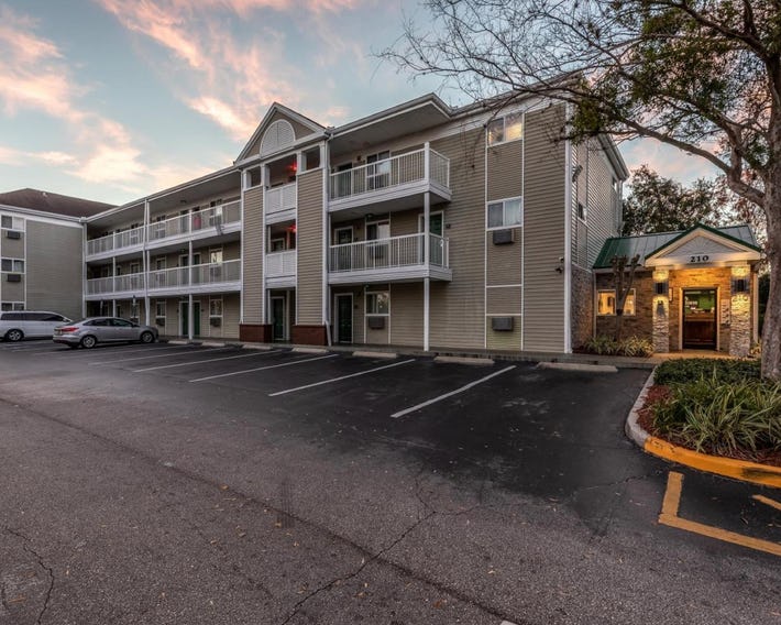 HomeTowne Studios by Red Roof Orlando - Casselberry