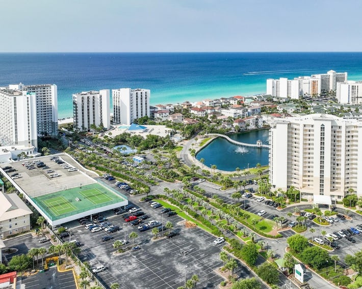Pelican Beach Resort by Tufan