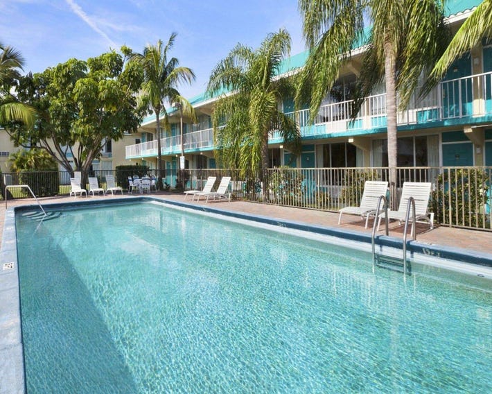 Days Inn & Suites by Wyndham Fort Pierce Midtown