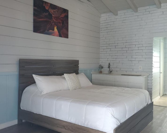 Hollywood Gardens Inn & Suites