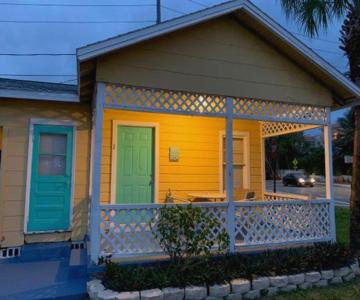 Sunshine Cozy Cottages Motel
