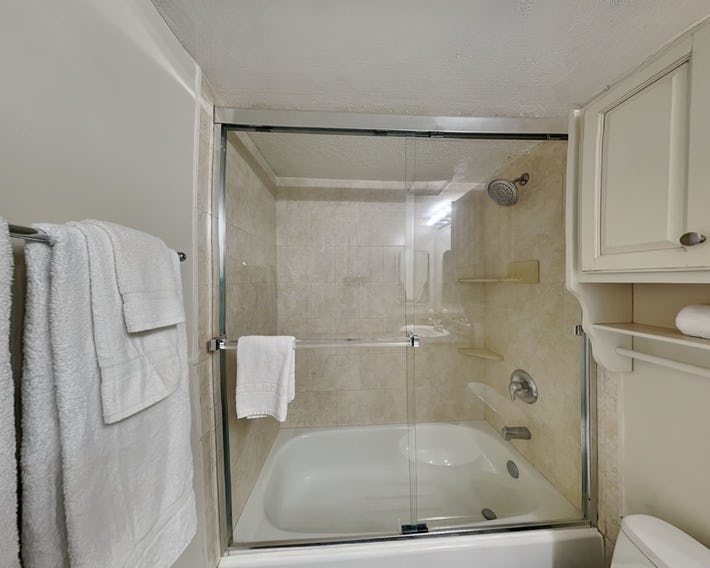 Beachcomber 301 2 Br condo by RedAwning