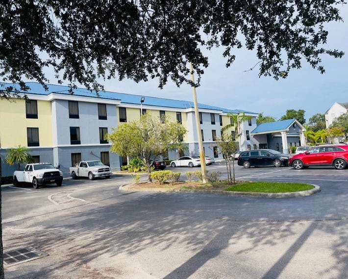 Days Inn & Suites by Wyndham Lakeland