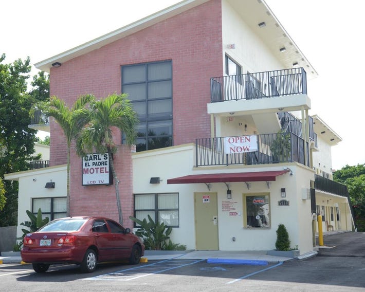 Carl's El Padre Motel