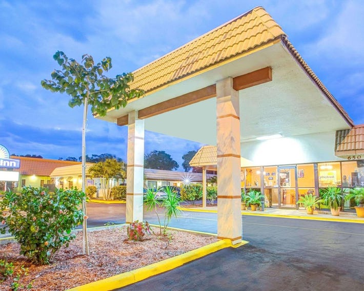 Days Inn by Wyndham St. Petersburg Central