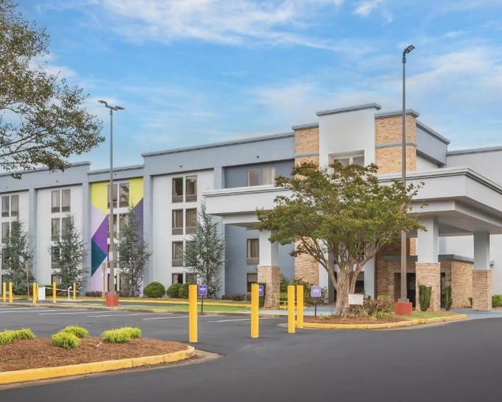 Spark by Hilton Atlanta Airport South College Park