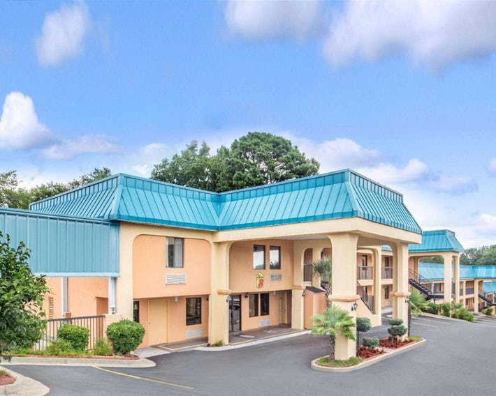 Super 8 by Wyndham Forest Park