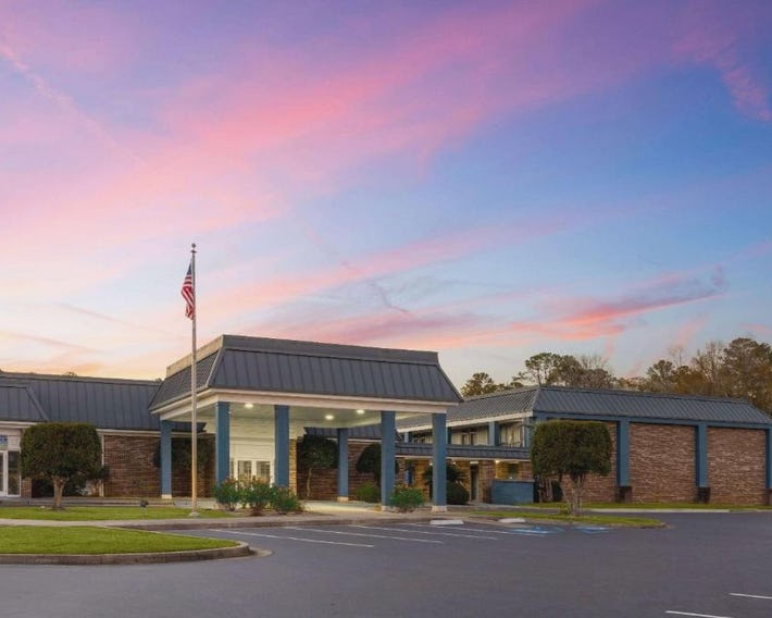 Days Inn by Wyndham Hinesville Near Fort Stewart, Newly Renovated, Free Hot Breakfast, Restaurant an
