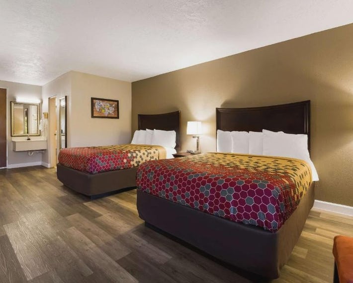 Perry Inn & Suites National Fairground I 75