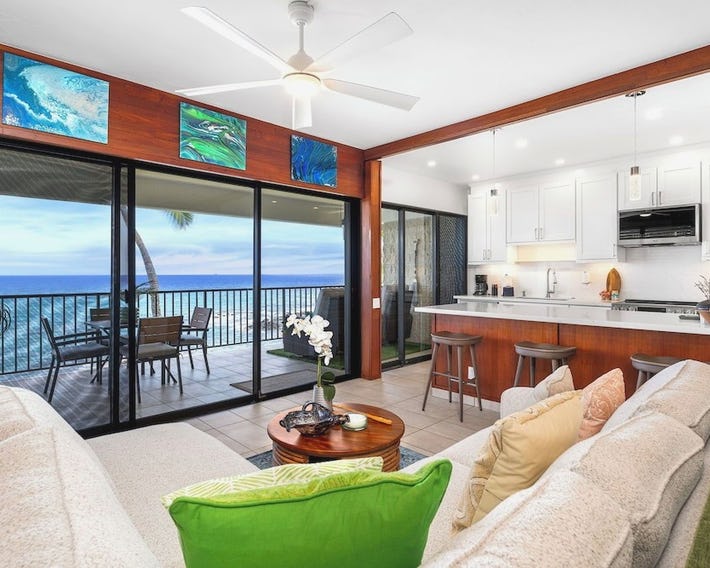Oceanfront Elegance 2br W/ Panoramic Views, Pool, Lanai + Concierge - Vrkcv