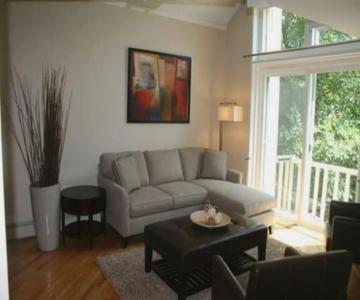Roscoe Village GuestHouse