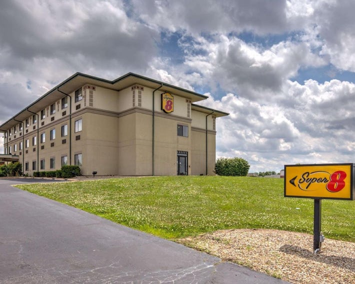 Super 8 by Wyndham Waterloo