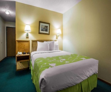 Econo Lodge Inn & Suites