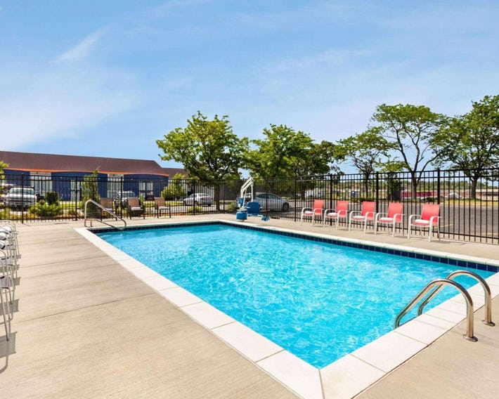 Super 8 by Wyndham Lenexa Overland Park Area/Mall Area