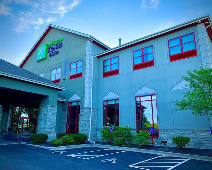 Holiday Inn Express & Suites Olathe North