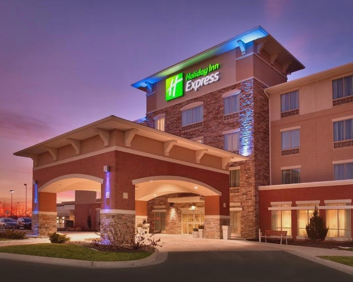 Holiday Inn Express & Suites Overland Park by IHG