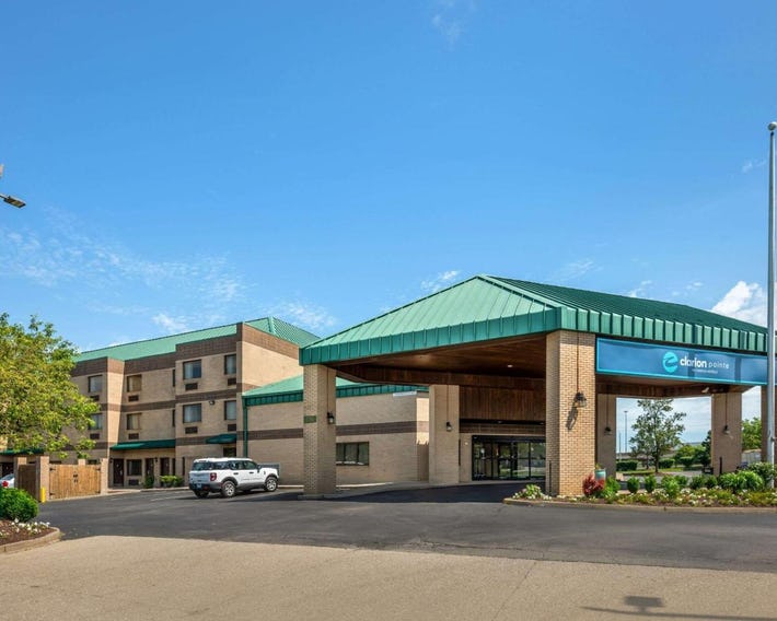 Clarion Pointe Louisville East