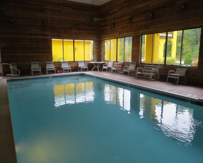 Golden Manor Inn & Suites