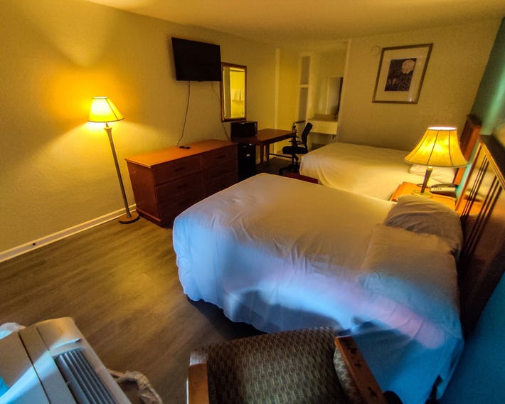 Clover Inn & Suites