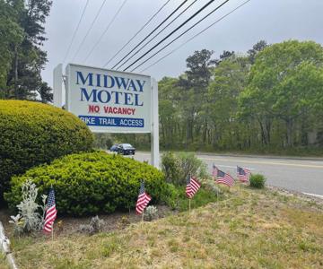 Midway Motel & Cottages