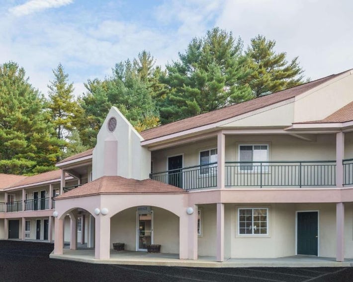 Howard Johnson by Wyndham Lenox