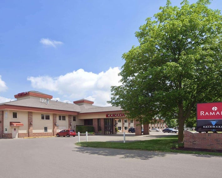 Ramada by Wyndham Saginaw Hotel & Suites