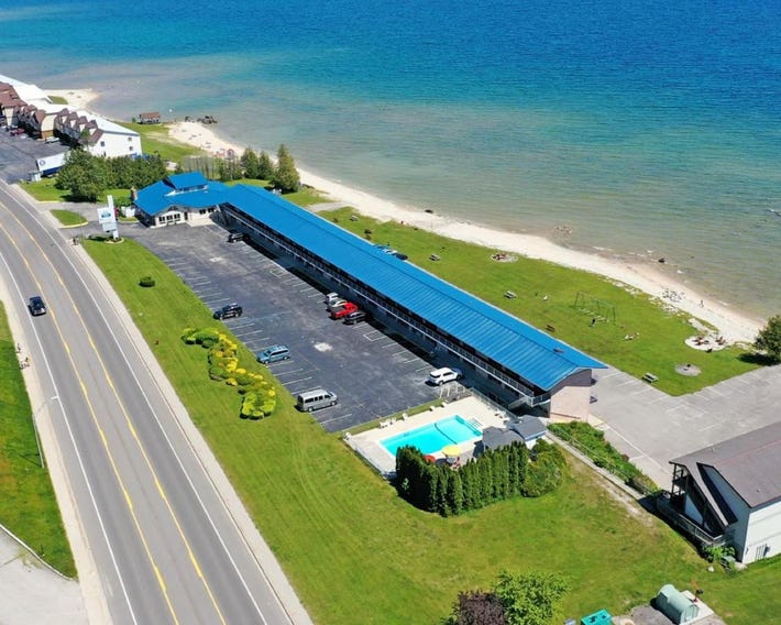 Days Inn & Suites by Wyndham St. Ignace Lakefront