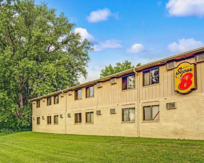 Super 8 by Wyndham Chaska