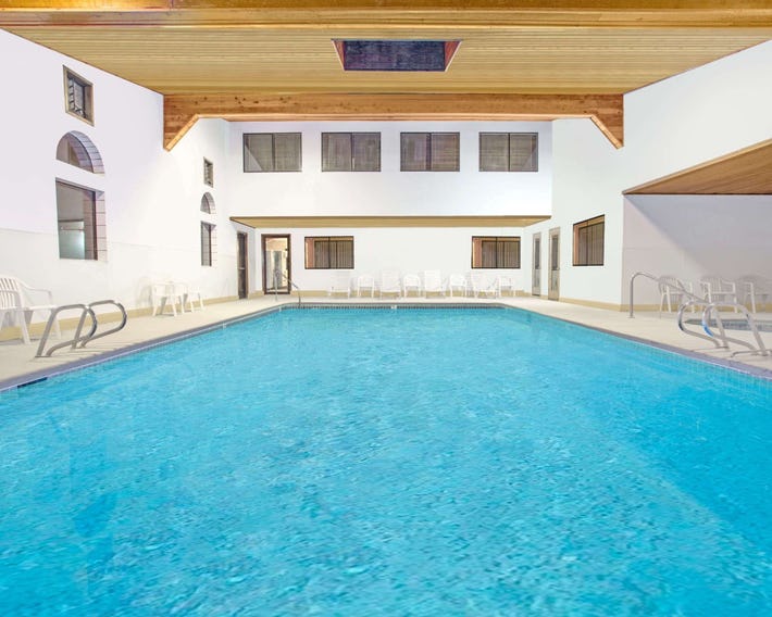 Days Inn & Suites by Wyndham Red Rock-Gallup