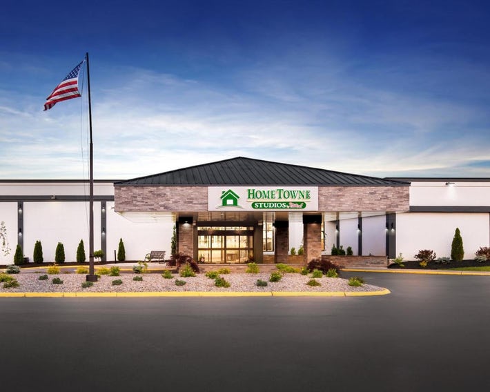 HomeTowne Studios by Red Roof & Conference Center Cortland