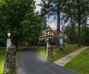 The Lamplight Inn Bed and Breakfast